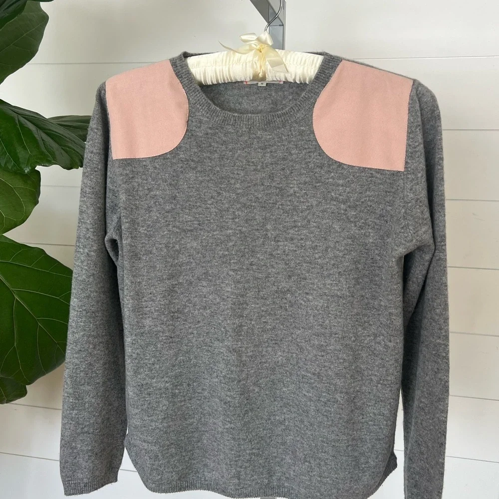 Chinti & Parker Gray Cashmere Sweater w/ Blush Pink Shoulder Patches – Size M - Picture 5 of 9